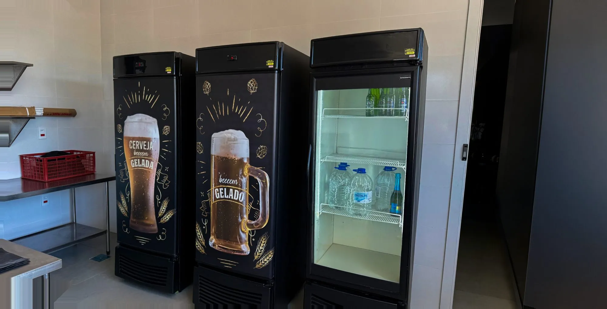 Três geladeiras, duas delas cervejeiras