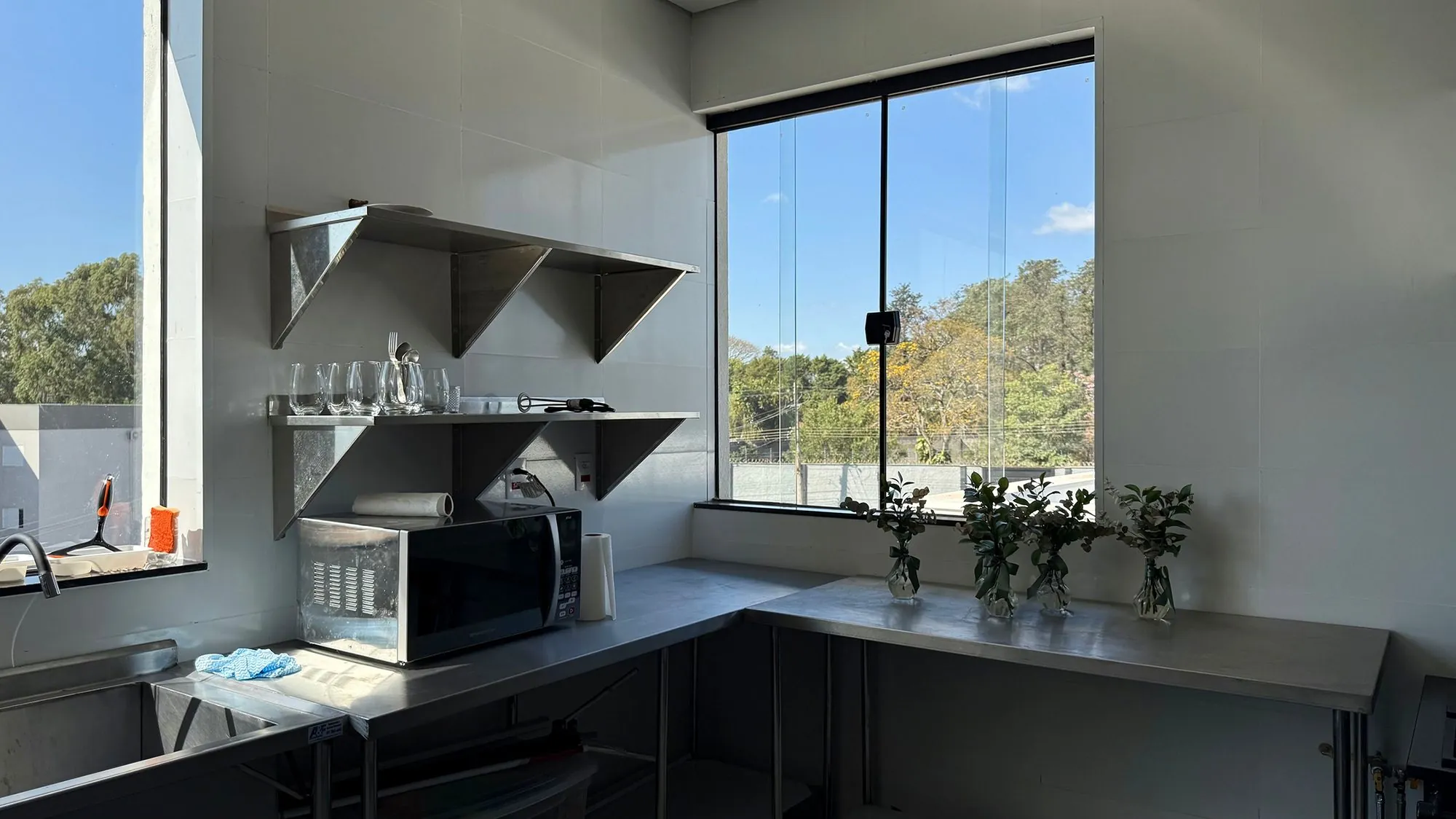 Cozinha industrial em inox com bancadas e prateleiras