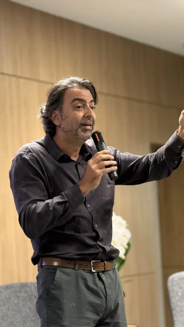 Palestrante ao microfone durante a rodada de negócios