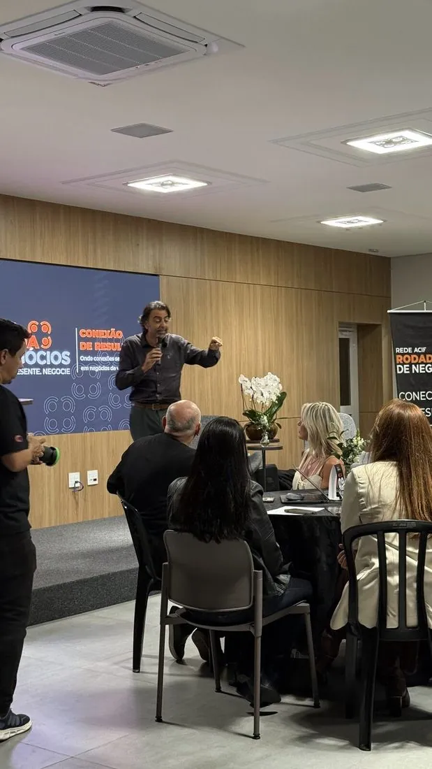Apresentação no palco com o salão montado em mesas