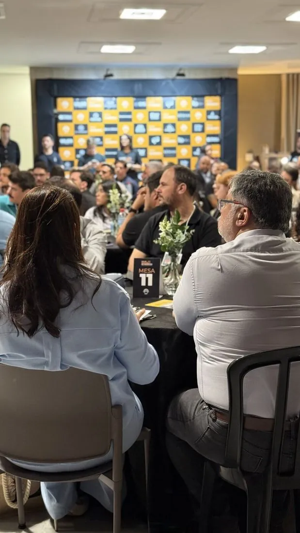 Participantes acompanhando a abertura do evento