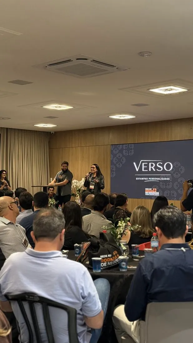 Plateia acompanhando a apresentação de uma das empresas