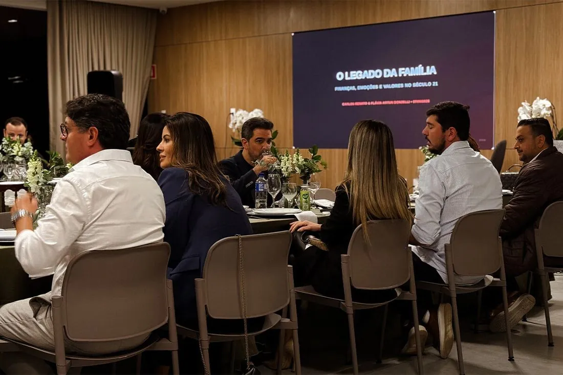 Mesas de jantar ocupadas durante a apresentação