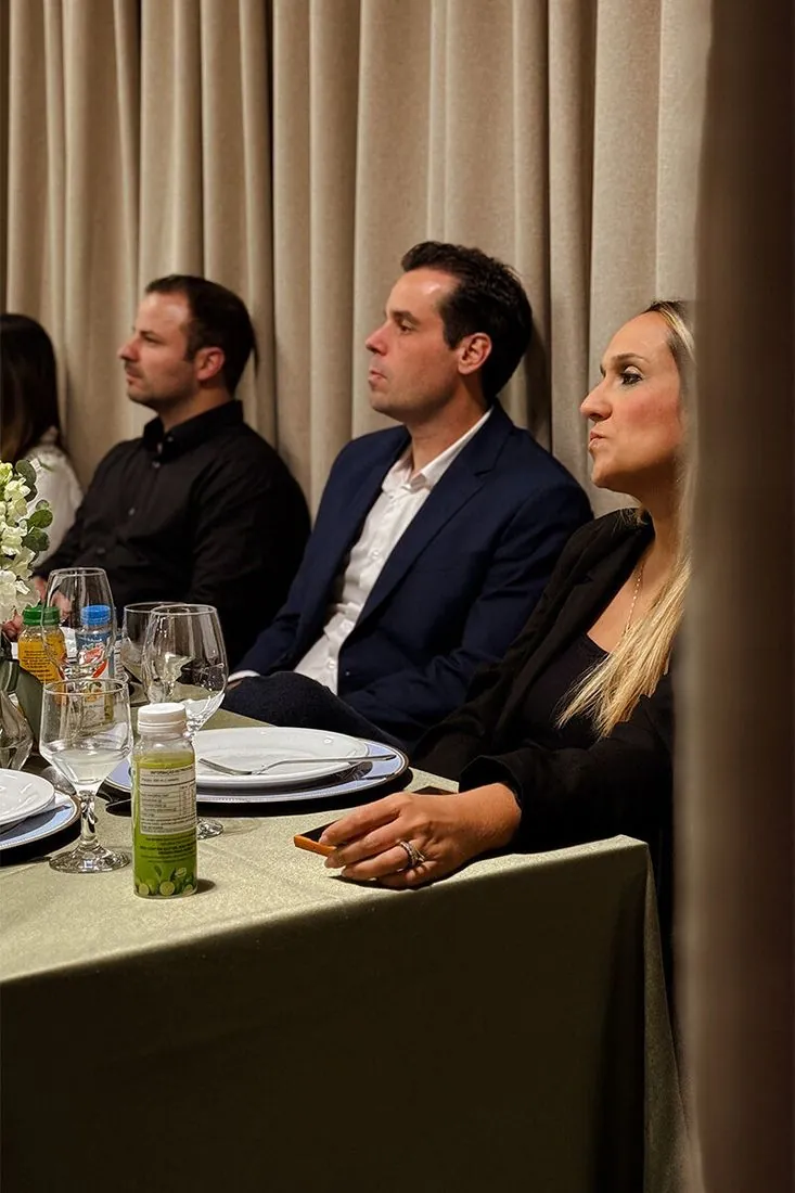 Convidados acompanhando a apresentação da mesa de jantar