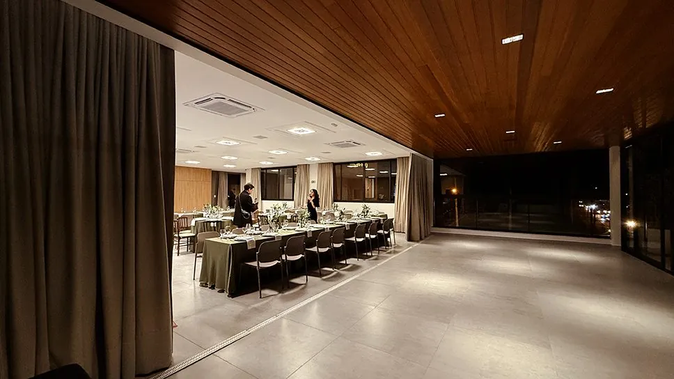 Salão montado para jantar