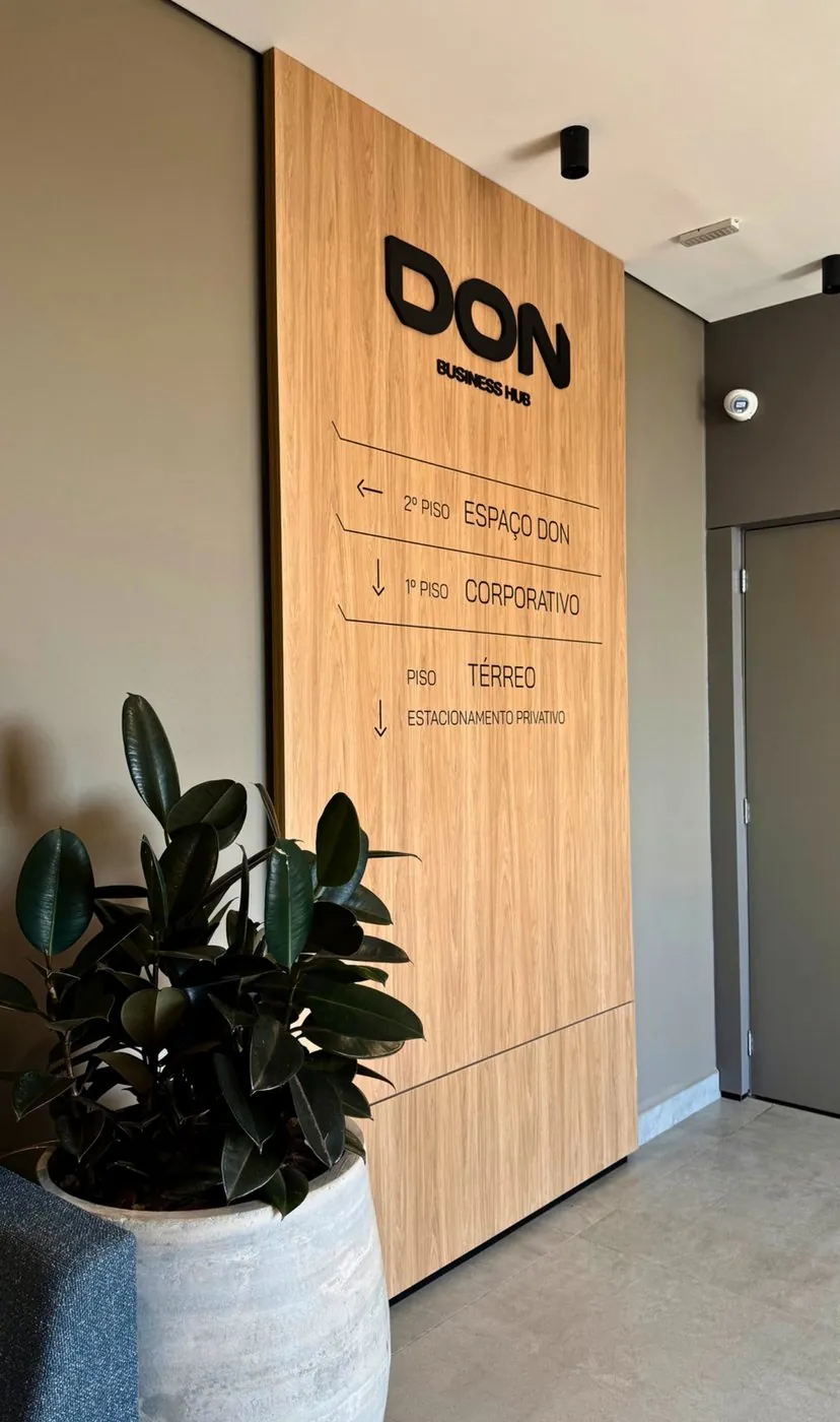 Parede de sinalização do DON Business Hub indicando o Espaço DON no 2º piso