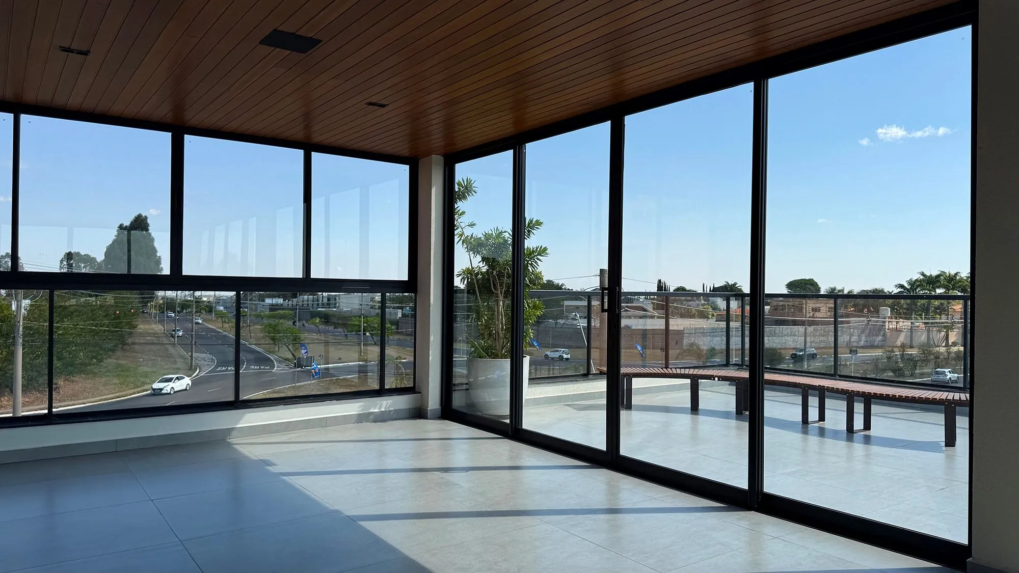 Ambiente envidraçado com vista para a cidade durante o dia